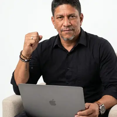Eng. Anderson Costa de Medeiros com gesto de determinação · AM&D Engenharia · CREA-SP 2839991