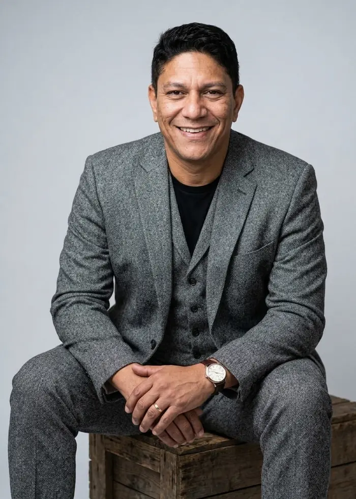 Eng. Anderson Costa de Medeiros, responsável técnico da AM&D Engenharia, sentado em ambiente profissional · CREA-SP 2839991