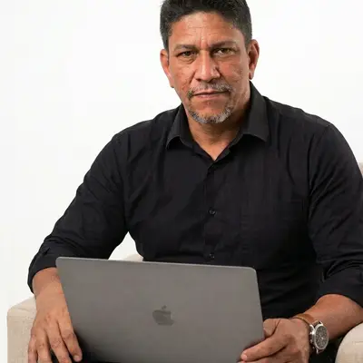 Eng. Anderson Costa de Medeiros trabalhando com notebook · AM&D Engenharia · CREA-SP 2839991