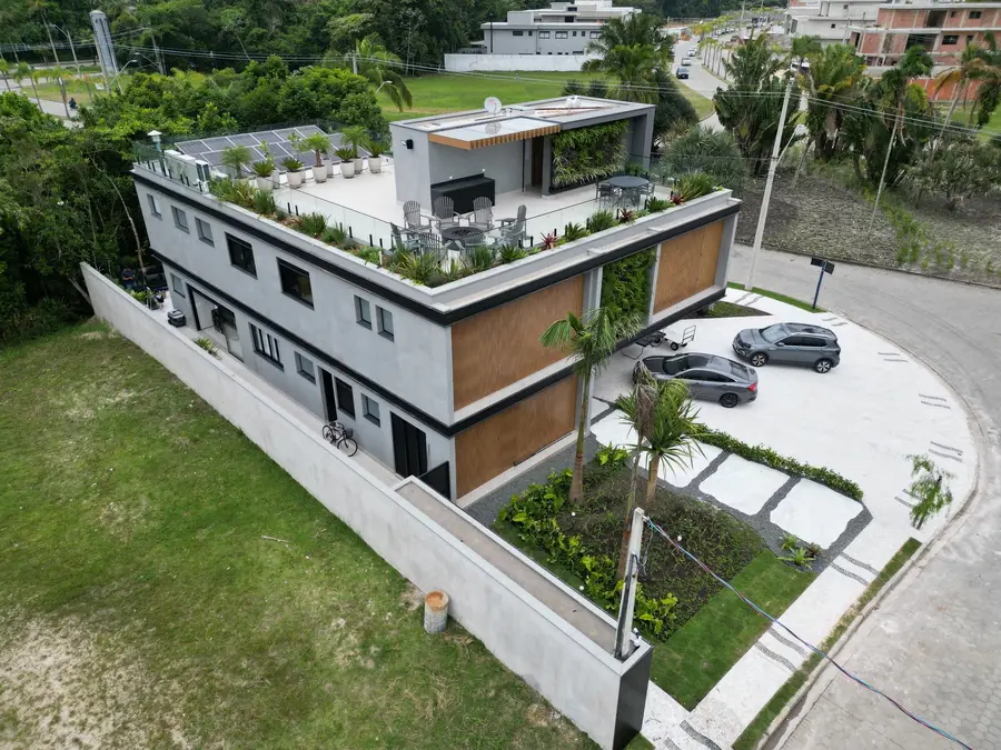 Vista aérea diurna de casa de alto padrão executada pela AM&D na Riviera de São Lourenço, Bertioga · AM&D Engenharia