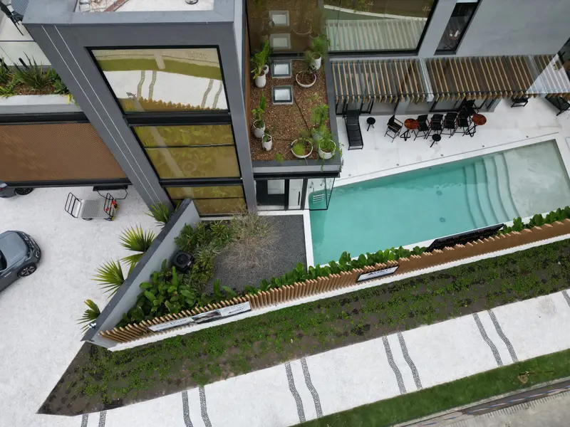 Fachada com piscina de casa de alto padrão na Riviera de São Lourenço, Bertioga · AM&D Engenharia