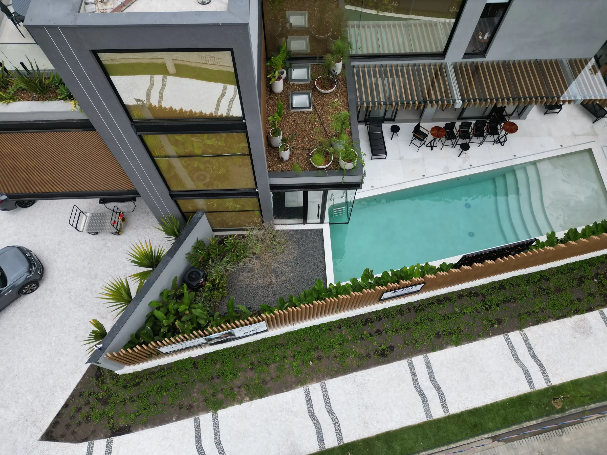 Casa de alto padrão executada pela AM&D na Riviera de São Lourenço com fachada branca e piscina · AM&D Engenharia